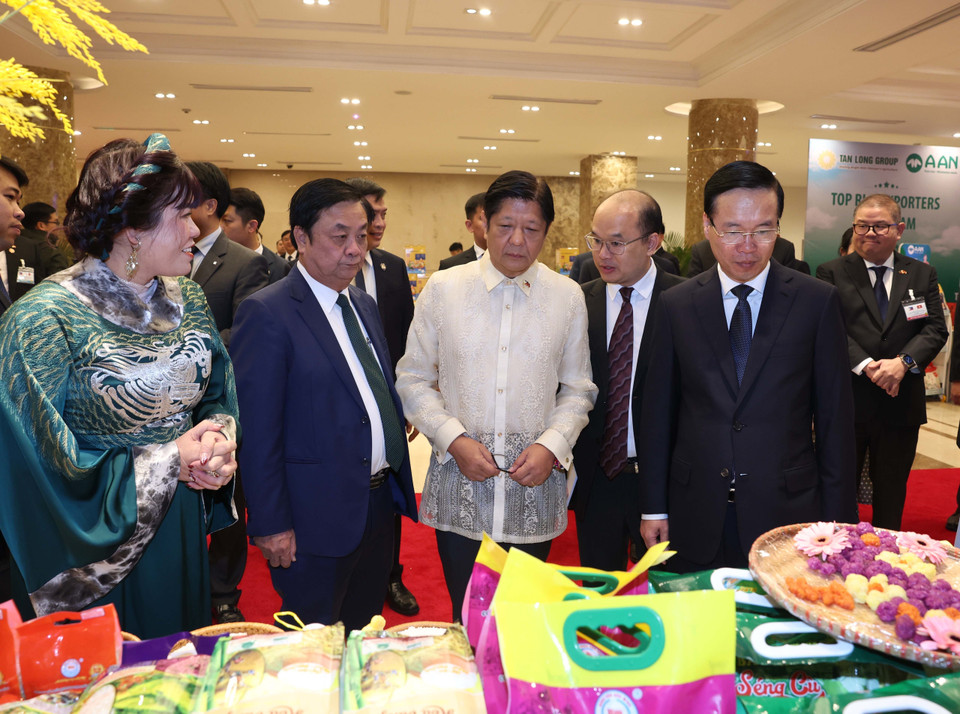 Chủ tịch nước Võ Văn Thưởng và Tổng thống Philippines Ferdinand Marcos Jr xem các sản phẩm gạo của Việt Nam. (Ảnh: Thống Nhất/ TTXVN)