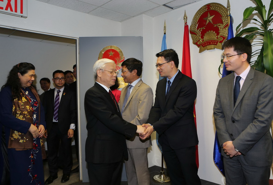  Tổng Bí thư Nguyễn Phú Trọng đến thăm và nói chuyện với cán bộ, nhân viên Phái đoàn Thường trực Việt Nam tại Liên hợp quốc. (Ảnh: Trí Dũng/TTXVN)