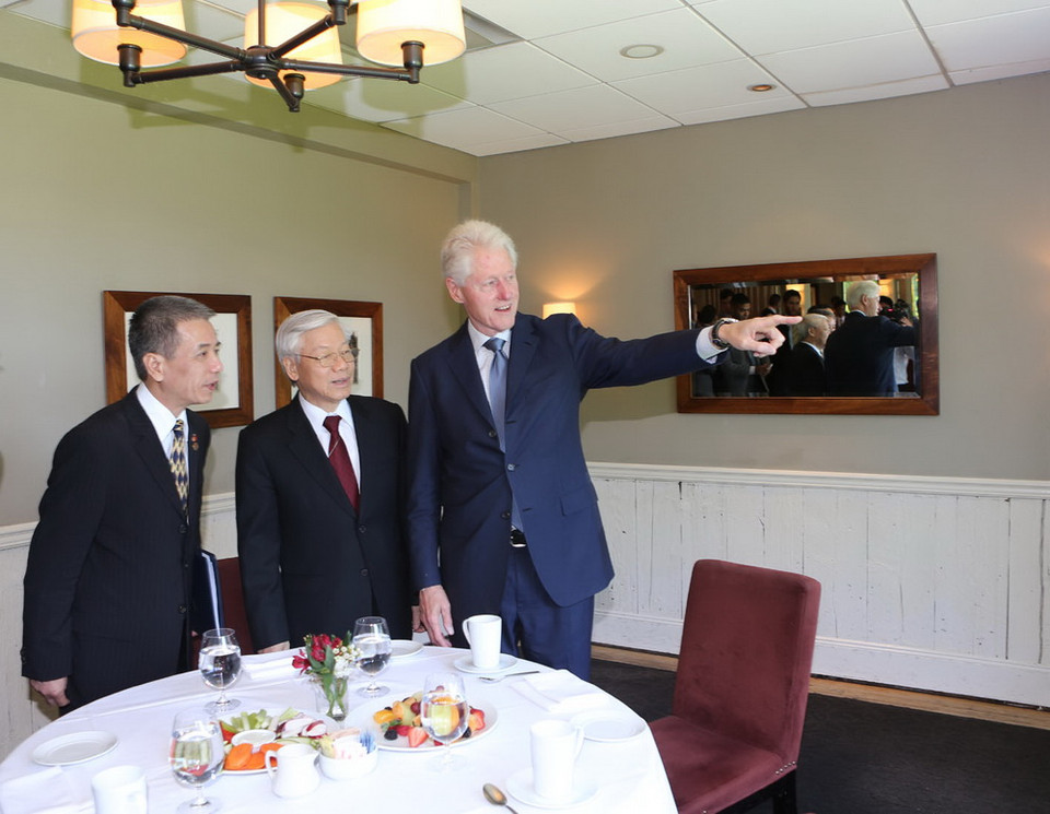 Tổng Bí thư Nguyễn Phú Trọng thăm gia đình Cựu Tổng thống Hoa Kỳ Bill Clinton ở ngoại ô thành phố New York, Hoa Kỳ. (Ảnh: Trí Dũng/TTXVN)