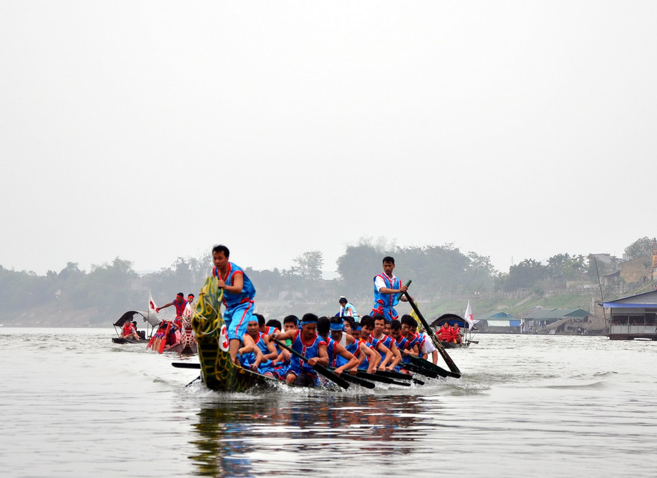 Các đội đua thuyền tranh đua quyết liệt. (Ảnh: Quang Đán/TTXVN)