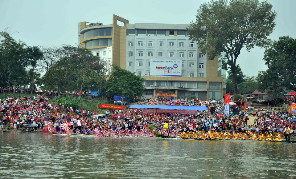 Đông đảo khán giả đến cổ vũ cho các đội đua thuyền. (Ảnh: Quang Đán/TTXVN)