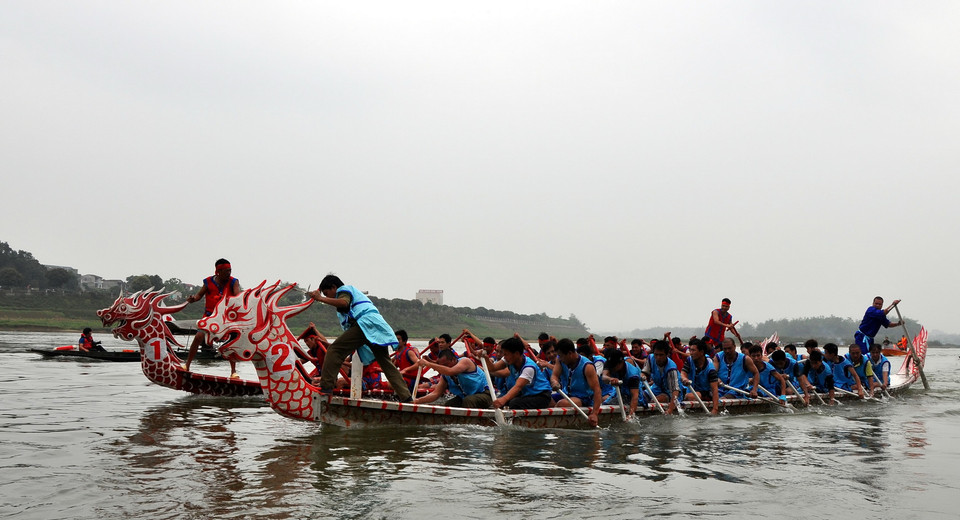 Các đội đua thuyền tranh đua quyết liệt. (Ảnh: Quang Đán/TTXVN)