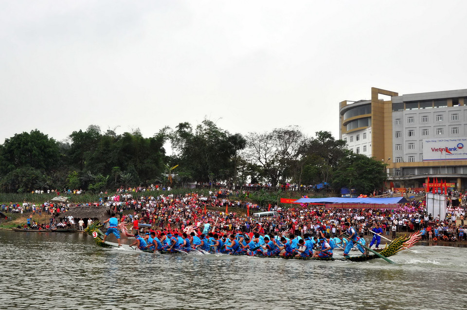 Đông đảo khán giả đến cổ vũ cho các đội đua thuyền. (Ảnh: Quang Đán/TTXVN)