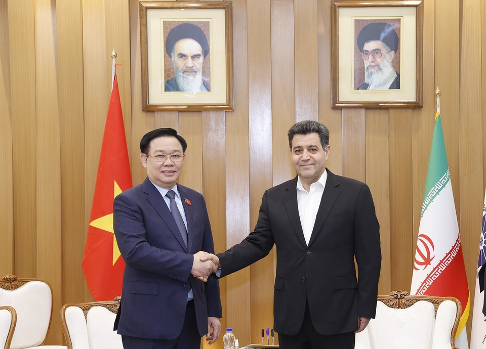 Chủ tịch Quốc hội Vương Đình Huệ tiếp ông Selahvarzi, Chủ tịch Phòng Thương mại, Công nghiệp, Mỏ và và Nông nghiệp Iran. (Ảnh: Doãn Tấn/TTXVN)