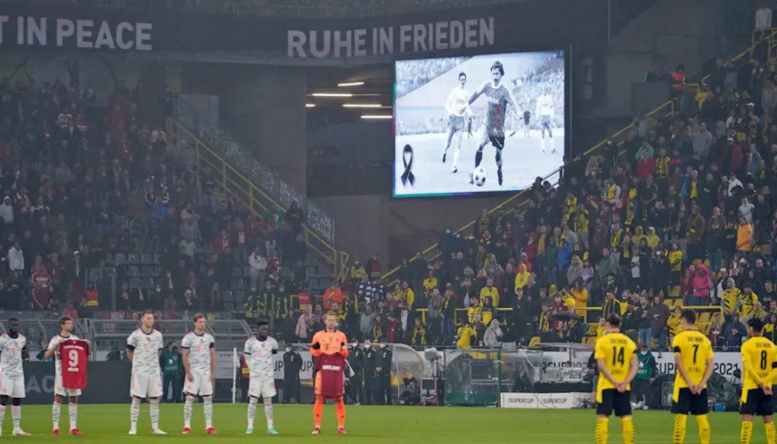 Hai đội tưởng nhớ huyền thoại Gerd Mueller - người vừa mới qua đời ở tuổi 75 hôm 15/8. (Nguồn: fcbayern)