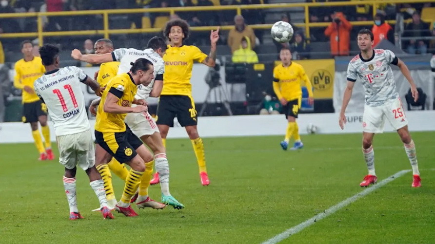 Nhưng phải đến phút 41, thế cân bằng mới được pha vỡ với pha đánh đầu dũng mãnh... (Nguồn: fcbayern)