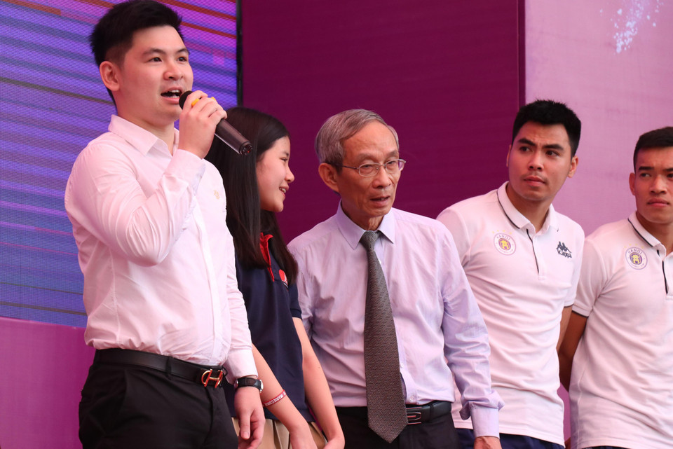 Trong khi đó, trưởng ban tổ chức Strong Viet Nam, Đỗ Quang Vinh chia sẻ 'Chúng tôi đến ngôi trường thân yêu này để truyền cảm hứng chiến thắng và ý chí phấn đấu, vượt qua gian khó. Nhưng khi đến đây bản thân chúng tôi cũng đã được em học sinh này truyền cảm hứng để có bản lĩnh, niềm tin vượt qua những tình huống khó khăn, thậm chí là nguy nan trong cuộc sống.'