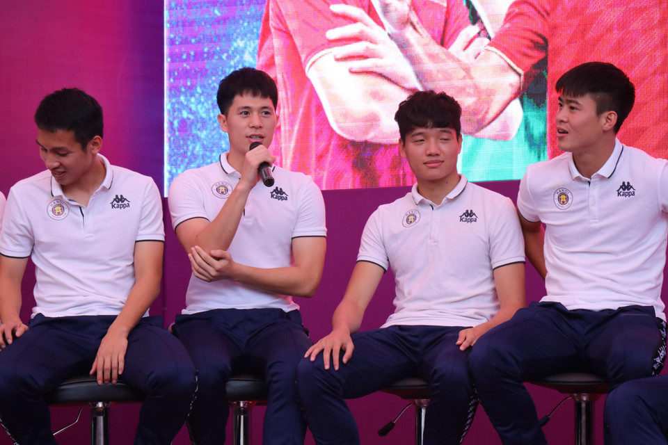 Trước câu hỏi bất ngờ, Đình Trọng có đôi chút bối rối nhưng cũng nhanh chóng bình tĩnh đáp lại: 'Hiện tại mẹ anh đang tuyển vợ cho em trai anh. Còn anh, khi nào có nhu cầu, anh sẽ tự tuyển.'