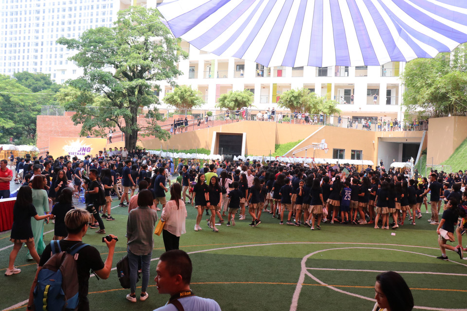 ...và khép lại bằng hình ảnh các em học sinh vây quanh thần tượng của mình khi trận đấu bóng đá kết thúc.