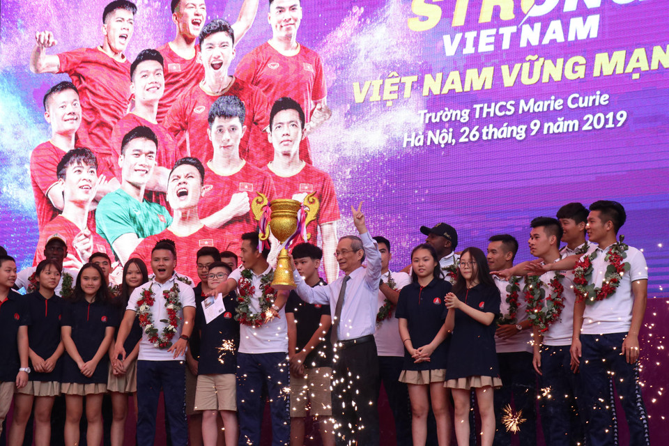 Tại buổi giao lưu, trường Marie Curie đã dành tặng các cầu thủ Hà Nội FC chiếc cúp trong lòng người hâm mộ.