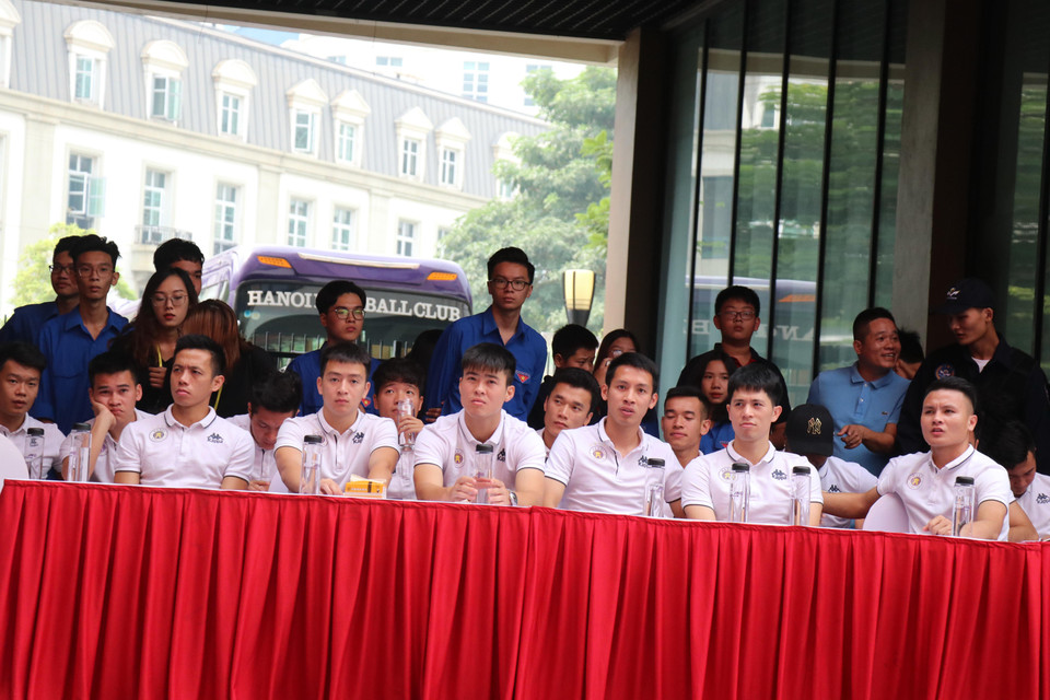 Các cầu thủ Hà Nội tại buổi giao lưu với học sinh trường Trung học cơ sở Marie Curie trong chương trình Strong Vietnam do Tập đoàn T&amp;T Group và Câu lạc bộ bóng đá Hà Nội tổ chức số thứ tư.