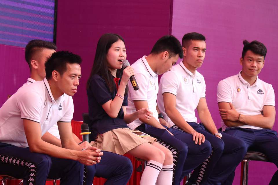 Cầu thủ Hà Nội FC không khỏi xúc động khi gặp và nghe câu chuyện câu chuyện của nữ sinh Phạm Minh Anh, đã dũng cảm đương đầu và vượt qua căn bệnh hiểm nghèo để tiếp tục sống và học tập.