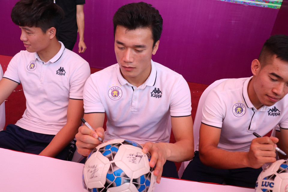 Sau buổi giao lưu trò chuyện, thủ thành Bùi Tiến Dũng...