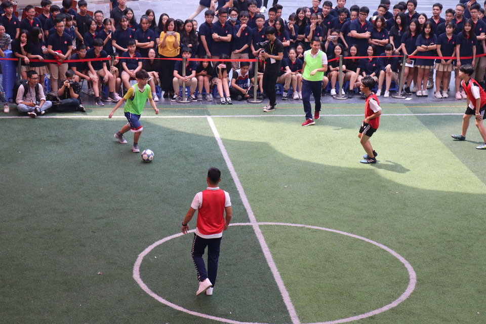 Sau đó, các cầu thủ đã tham gia trận bóng với các học sinh của trường.
