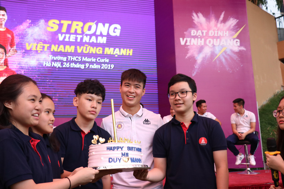 Trong buổi giao lưu hôm nay, Duy Mạnh đã được các học sinh trường Marie Curie tặng bánh chúc mừng sinh nhật sớm...