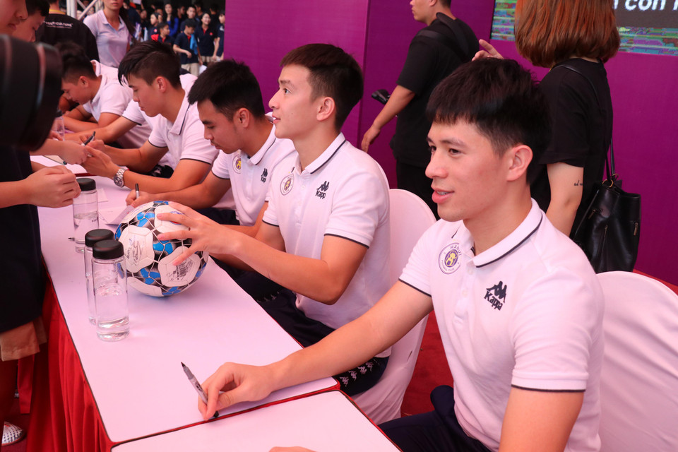 ...và các đồng đội đã ký tặng và chụp lưu niệm cùng các học sinh trường Marie Curie.