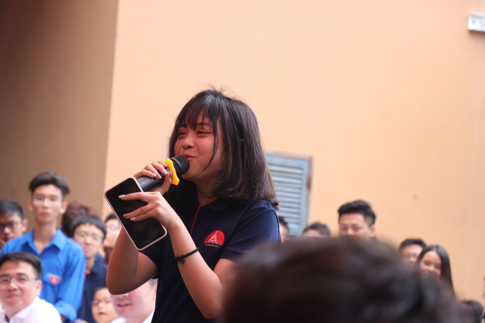 Nữ sinh trường Marie Curie gây bất ngờ khi đặt câu hỏi 'Mẹ anh có tuyển con dâu không?' dành cho trung vệ Đình Trọng.