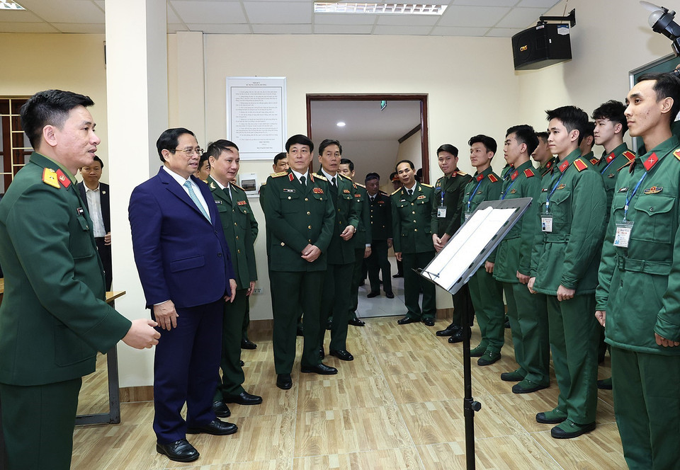 Thủ tướng Phạm Minh Chính dự buổi học hát của giảng viên, sinh viên Trường Đại học Văn hóa-Nghệ thuật Quân đội. (Ảnh: Dương Giang/TTXVN)