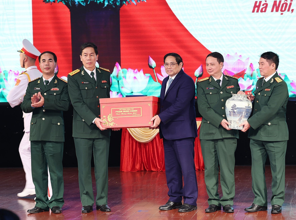 Thủ tướng Phạm Minh Chính tặng quà chúc Tết cán bộ, giảng viên, sinh viên Trường Đại học Văn hóa-Nghệ thuật Quân đội. (Ảnh: Dương Giang/TTXVN)