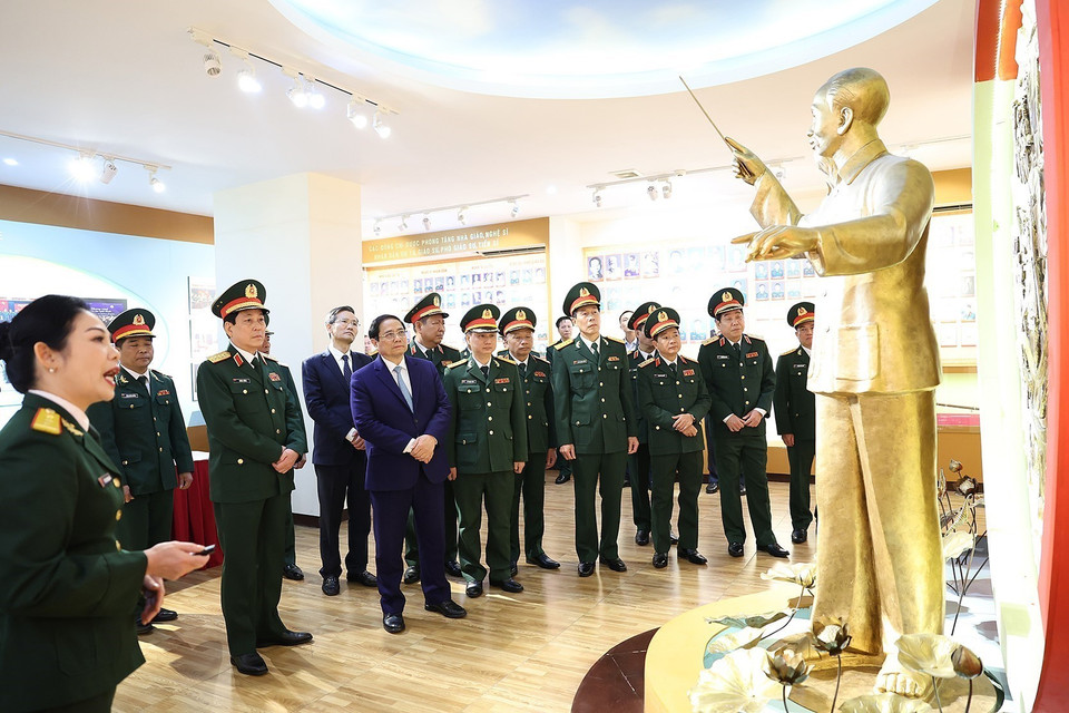 Thủ tướng Phạm Minh Chính thăm phòng truyền thống của Trường Đại học Văn hóa-Nghệ thuật Quân đội. (Ảnh: Dương Giang/TTXVN)