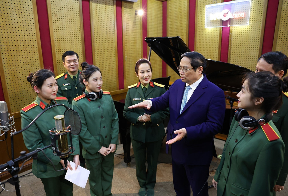 Thủ tướng Phạm Minh Chính tham dự buổi học thu thanh của giảng viên, sinh viên Trường Đại học Văn hóa-Nghệ thuật Quân đội. (Ảnh: Dương Giang/TTXVN)