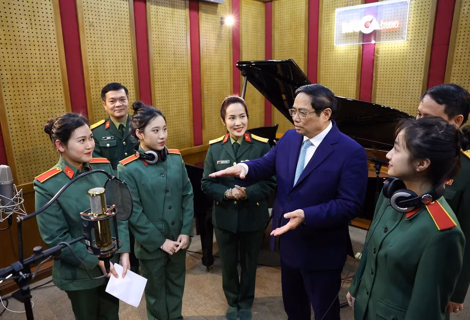 Thủ tướng Phạm Minh Chính tham dự buổi học thu thanh của giảng viên, sinh viên Trường Đại học Văn hóa-Nghệ thuật Quân đội. (Ảnh: Dương Giang/TTXVN)