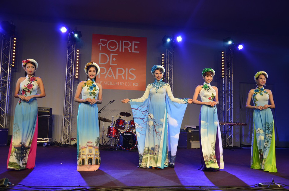 Bộ sưu tập áo dài Việt Nam. (Ảnh: Bích Hà/Vietnam+)