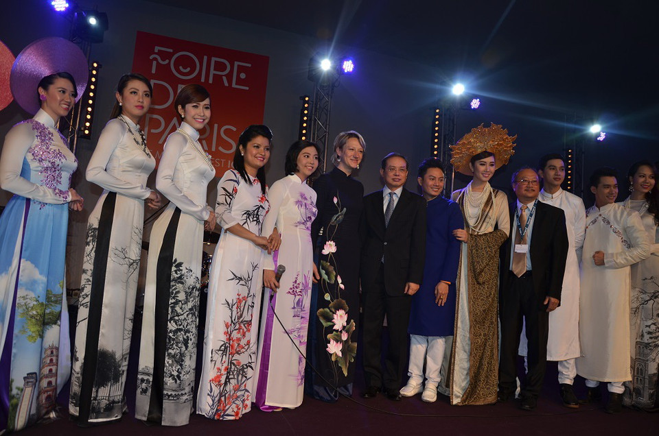 Đại sứ Việt Nam tại Pháp Nguyễn Ngọc Sơn cùng bà Carine Préterre, giám đốc Hội chợ Paris, chụp ảnh lưu niệm cùng nhà thiết kế Ngô Nhật Huy và các người mẫu. (Ảnh: Bích Hà/Vietnam+)