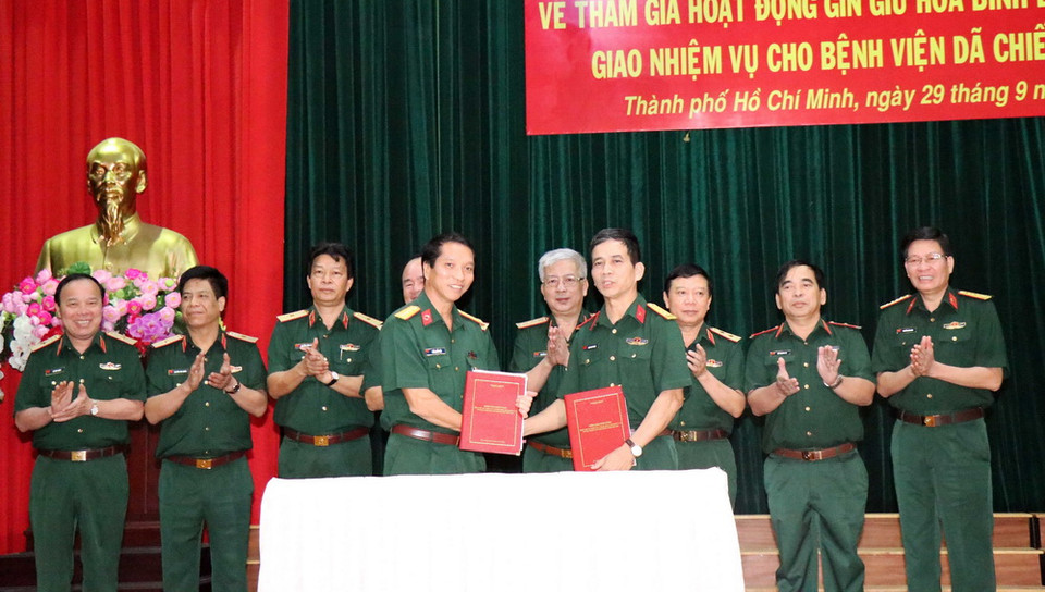 Trao biên bản bàn giao toàn vẹn Bệnh viện dã chiến cấp 2 số 1 từ Bệnh viện Quân y 175 sang Cục Gìn giữ hòa bình Việt Nam. (Ảnh: Xuân Khu/TTXVN)