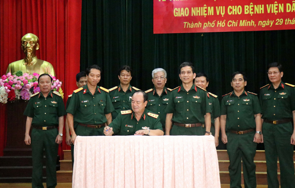 Thượng tướng Phạm Ngọc Minh, Phó Tổng tham mưu trưởng Quân đội nhân dân Việt Nam ký chứng nhận biên bản bàn giao toàn vẹn Bệnh viện dã chiến cấp 2 số 1 từ Bệnh viện Quân y 175 sang Cục Gìn giữ hòa bình Việt Nam. (Ảnh: Xuân Khu/TTXVN)