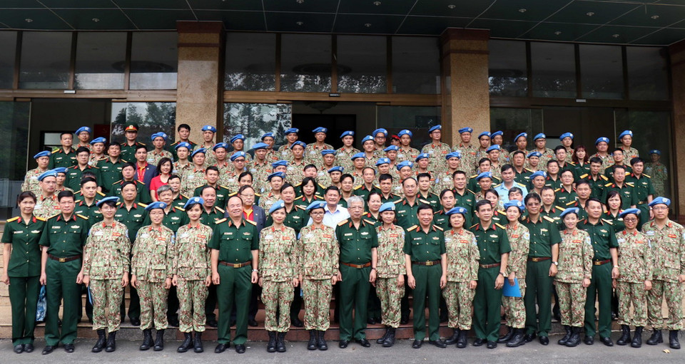 Cán bộ,chiến sỹ, nhân viên bệnh viện dã chiến cấp 2 số 1 chụp ảnh cùng quan khách sau lễ nhận nhiệm vụ. (Ảnh: Xuân Khu/TTXVN)