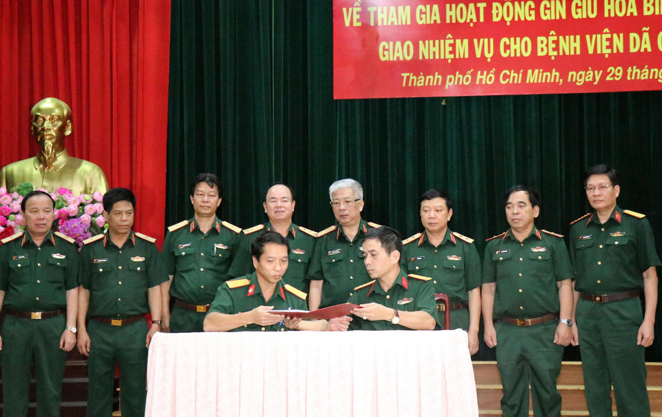 Lễ ký biên bản bàn giao toàn vẹn Bệnh viện dã chiến cấp 2 số 1 từ Bệnh viện Quân y 175 sang Cục Gìn giữ hòa bình Việt Nam. (Ảnh: Xuân Khu/TTXVN)