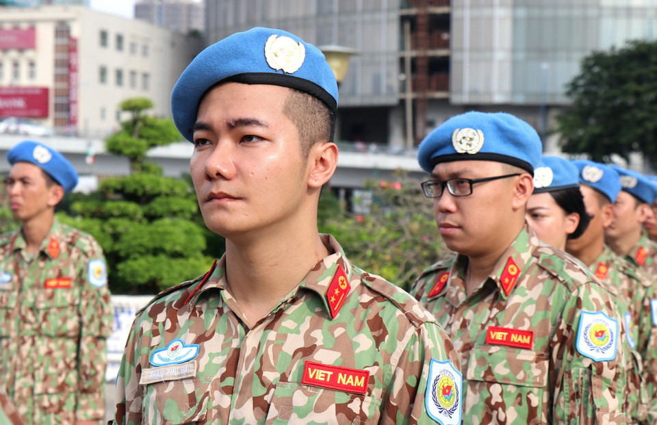 thành viên trẻ nhất của Bệnh viện dã chiến cấp 2 số 1 - Trung úy Phạm Phú Hải, sinh năm 1995. (Ảnh: Xuân Khu/TTXVN)