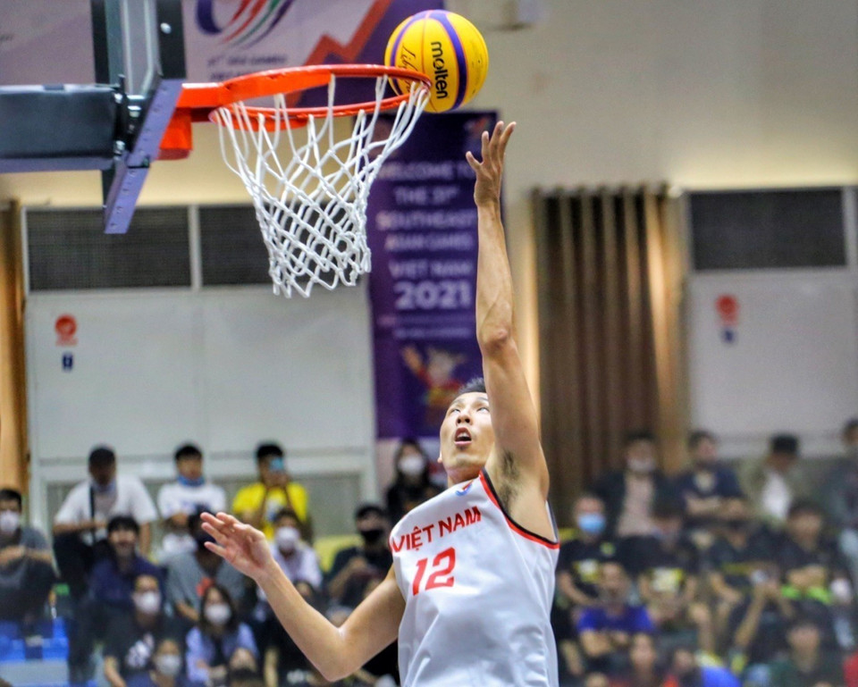 Pha lên rổ ghi điểm của Justin Young (số 12, nam Việt Nam) trong trận thắng nam Singapore với tỉ số 21-15. (Ảnh: Tuấn Đức/TTXVN)