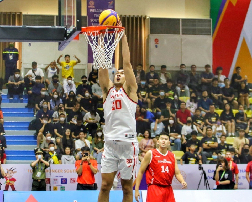 Pha lên rổ ghi điểm của Justin Young (số 12, nam Việt Nam) trong trận thắng nam Singapore 21-15. (Ảnh: Tuấn Đức/TTXVN)