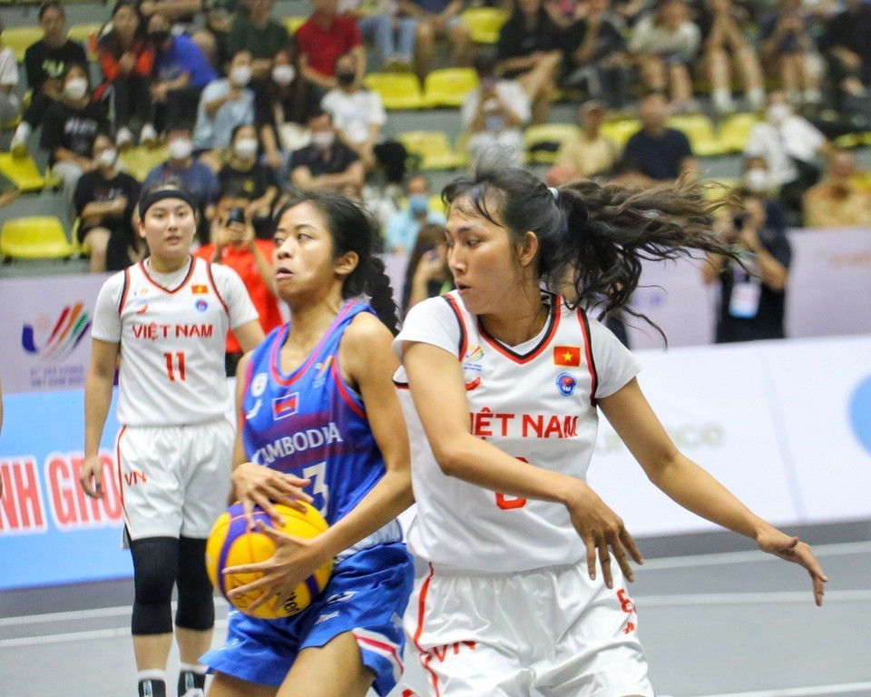 Pha tranh bóng giữa Huỳnh Ngoan (số 8, nữ Việt Nam) và Jasmie Kong (số 23, nữ Campuchia). (Ảnh: Tuấn Đức/TTXVN)