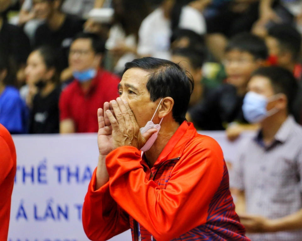 Ông Trần Tiễn Nghiêm Minh, HLV đội tuyển Bóng rổ nữ Việt Nam chỉ đạo các học trò. (Ảnh: Tuấn Đức/TTXVN)