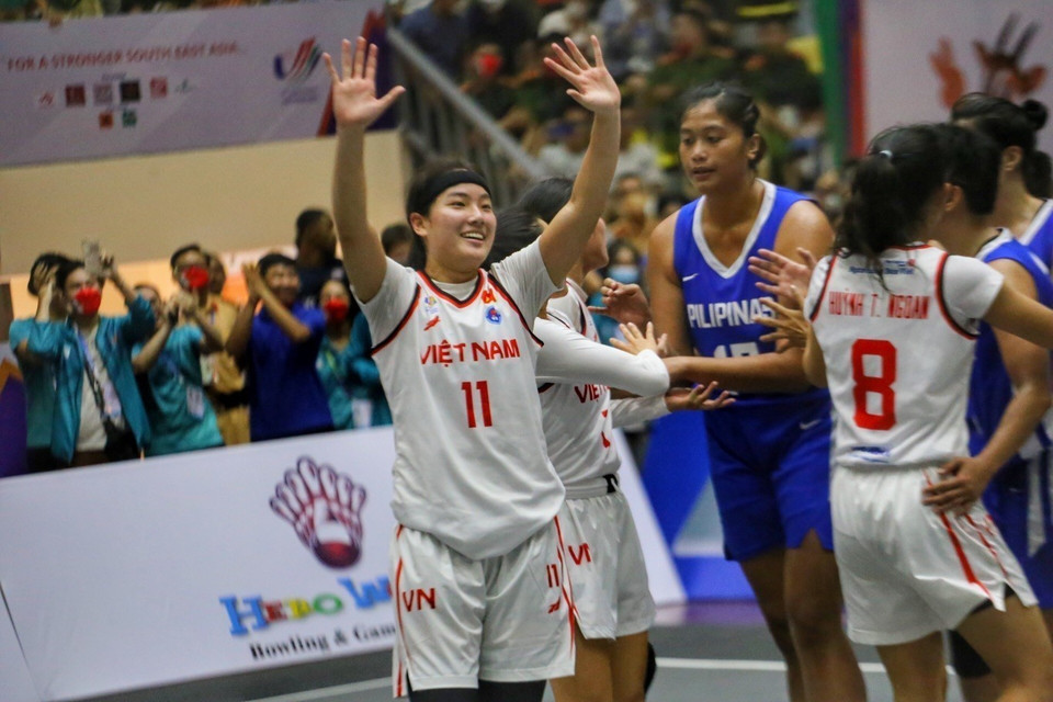 Kayleigh Trương (số 11, nữ Việt Nam, áo trắng) ăn mừng chiến thắng 21-18 trước nữ Philippines. (Ảnh: Tuấn Đức/TTXVN)