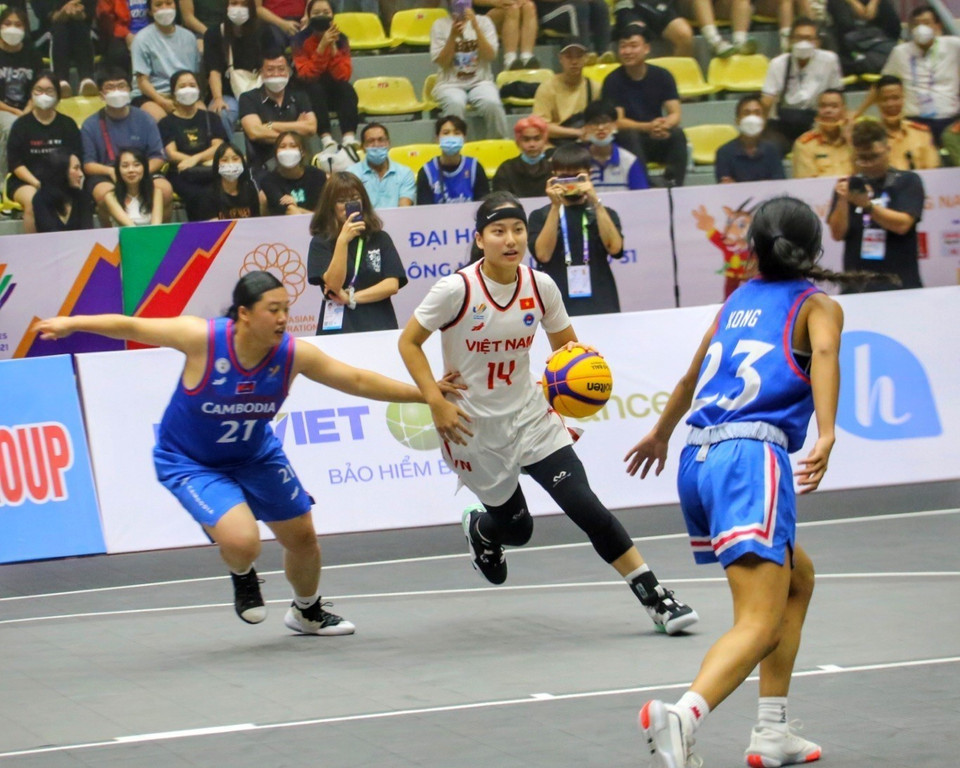 Pha đi bóng của Kaylynne Trương (số 14, Việt Nam) trong vòng vây của đội Campuchia. (Ảnh: Tuấn Đức/TTXVN)