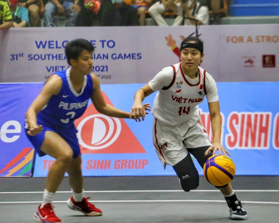 Pha dẫn bóng của Kaylynne Trương (số 14, nữ Việt Nam) trong sự truy cản của Afril Bernardino (số 3, nữ Philippines). (Ảnh: Tuấn Đức/TTXVN)