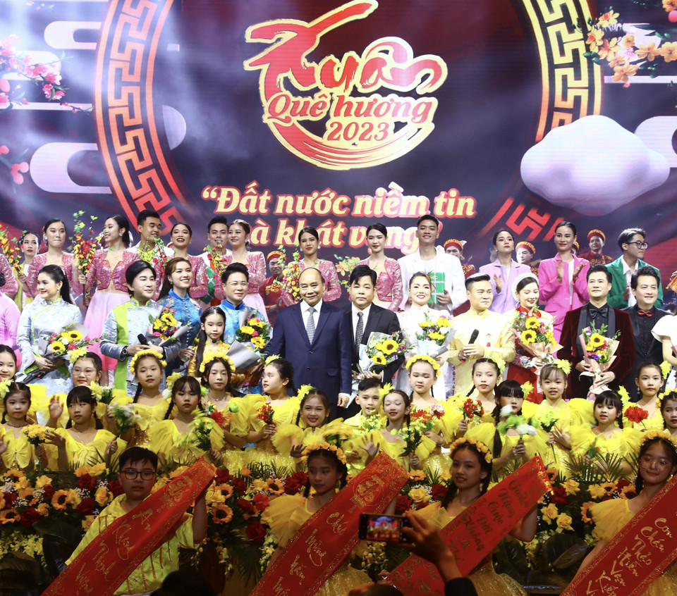 Chủ tịch nước Nguyễn Xuân Phúc với các nghệ sỹ biểu diễn tại chương trình. (Ảnh: Lâm Khánh/TTXVN)