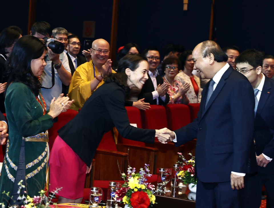 Chủ tịch nước Nguyễn Xuân Phúc với đại biểu kiều bào dự Chương trình Xuân Quê hương năm 2023. (Ảnh: Thống Nhất/TTXVN)