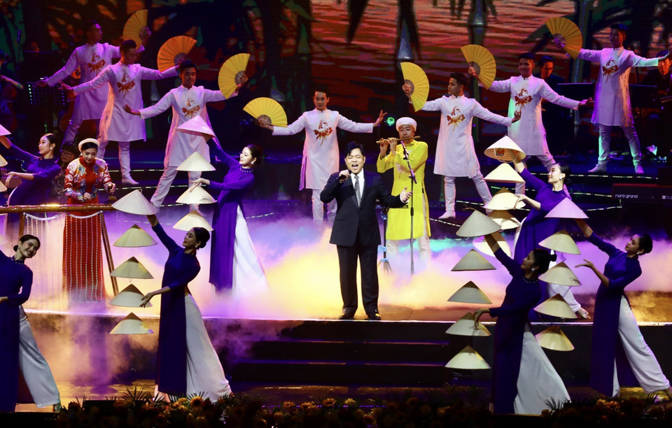 Ca sỹ Quang Lê với liên khúc ca nhạc tại Chương trình. (Ảnh: Lâm Khánh/TTXVN)