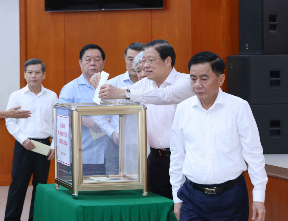 Các đồng chí lãnh đạo Đảng, Nhà nước ủng hộ đồng bào bị thiệt hại do cơn bão số 3. (Ảnh: Phương Hoa/TTXVN)