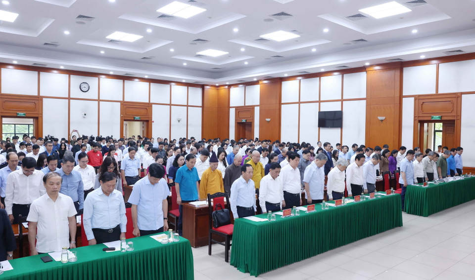 Đại biểu dự Lễ phát động dành một phút mặc niệm các nạn nhân tử nạn trong cơn bão số 3. (Ảnh: Phương Hoa/TTXVN)