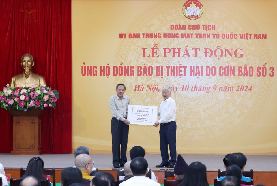 Ban Tổ chức Trung ương ủng hộ đồng bào bị thiệt hại do cơn bão số 3. (Ảnh: Phương Hoa/TTXVN)