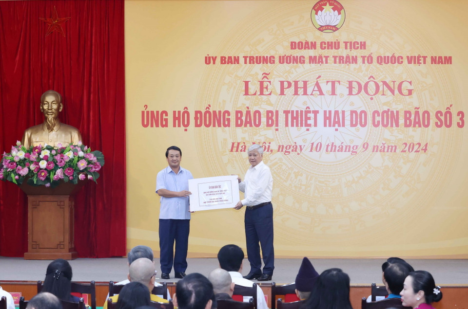 Ủy ban Dân tộc ủng hộ đồng bào bị thiệt hại do cơn bão số 3. (Ảnh: Phương Hoa/TTXVN)