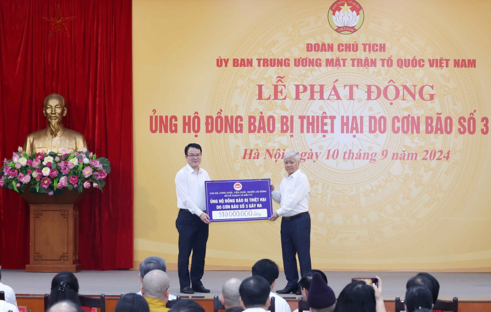 Bộ Kế hoạch và Đầu tư ủng hộ đồng bào bị thiệt hại do cơn bão số 3. (Ảnh: Phương Hoa/TTXVN)