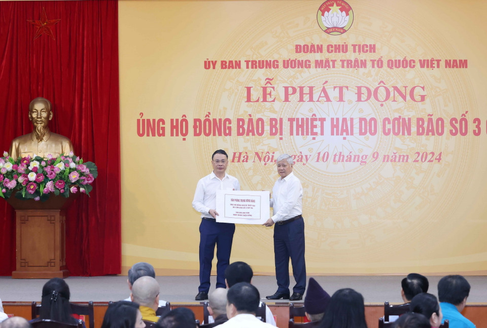 Văn phòng Trung ương Đảng ủng hộ đồng bào bị thiệt hại do cơn bão số 3. (Ảnh: Phương Hoa/TTXVN)