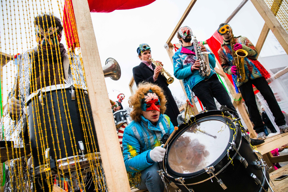 Nghệ sỹ biểu diễn tại Lễ hội hóa trang nhiệt đới trong công viên ở Moskva, Nga, ngày 16/11/2019. (Ảnh: THX/TTXVN)